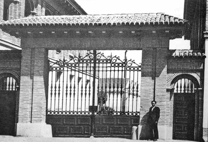 TUDOR 1950 _ Imagen de la puerta principal de acceso a la… _ Flickr