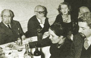 De izquierda a derecha Oliveiro Girondo, Aldo Pellegrini, Norah Lange. A la derecha en primer plano, Francisco Madariaga